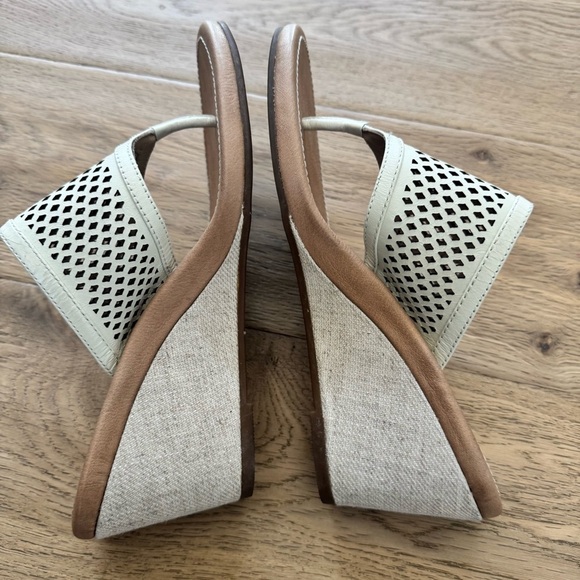 🤎 UGG Cream Tan Leather Wedge Sandals
Size 7 - Picture 4 of 7